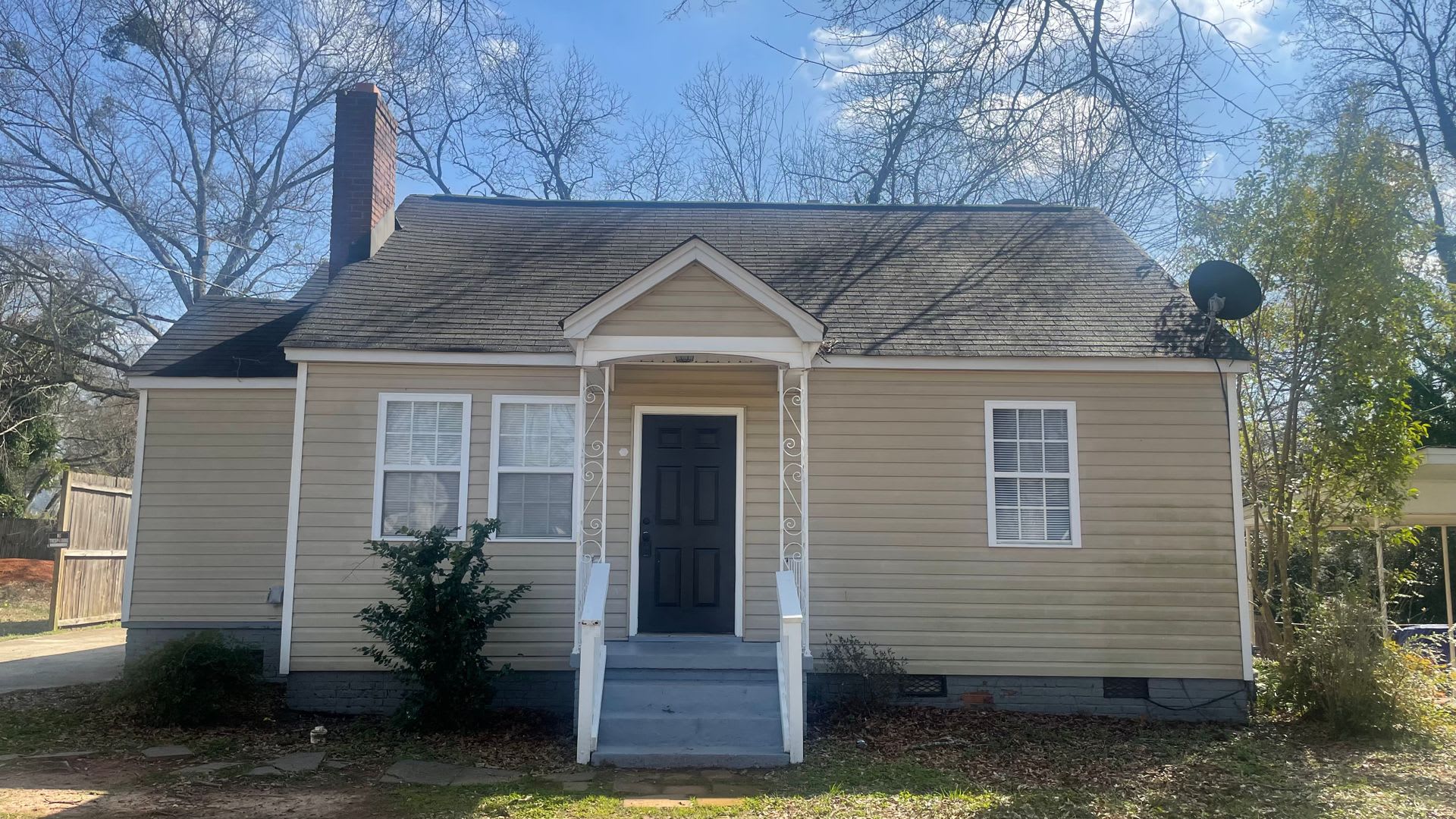 Charming three bedroom two bathroom home in Augusta Road neighborhood! – photo 1