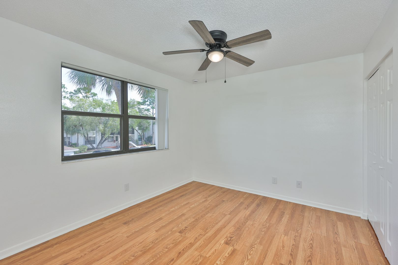 Move-In Special! Beautiful 2 Bedroom, 2 Bathroom Condo in a Gated Feather Sound Community – photo 5
