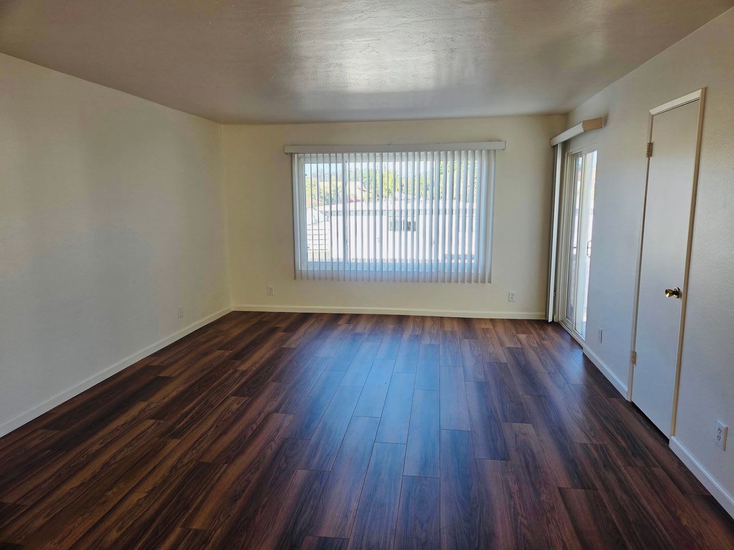 Available Now!- Cute 2 bedroom – photo 1