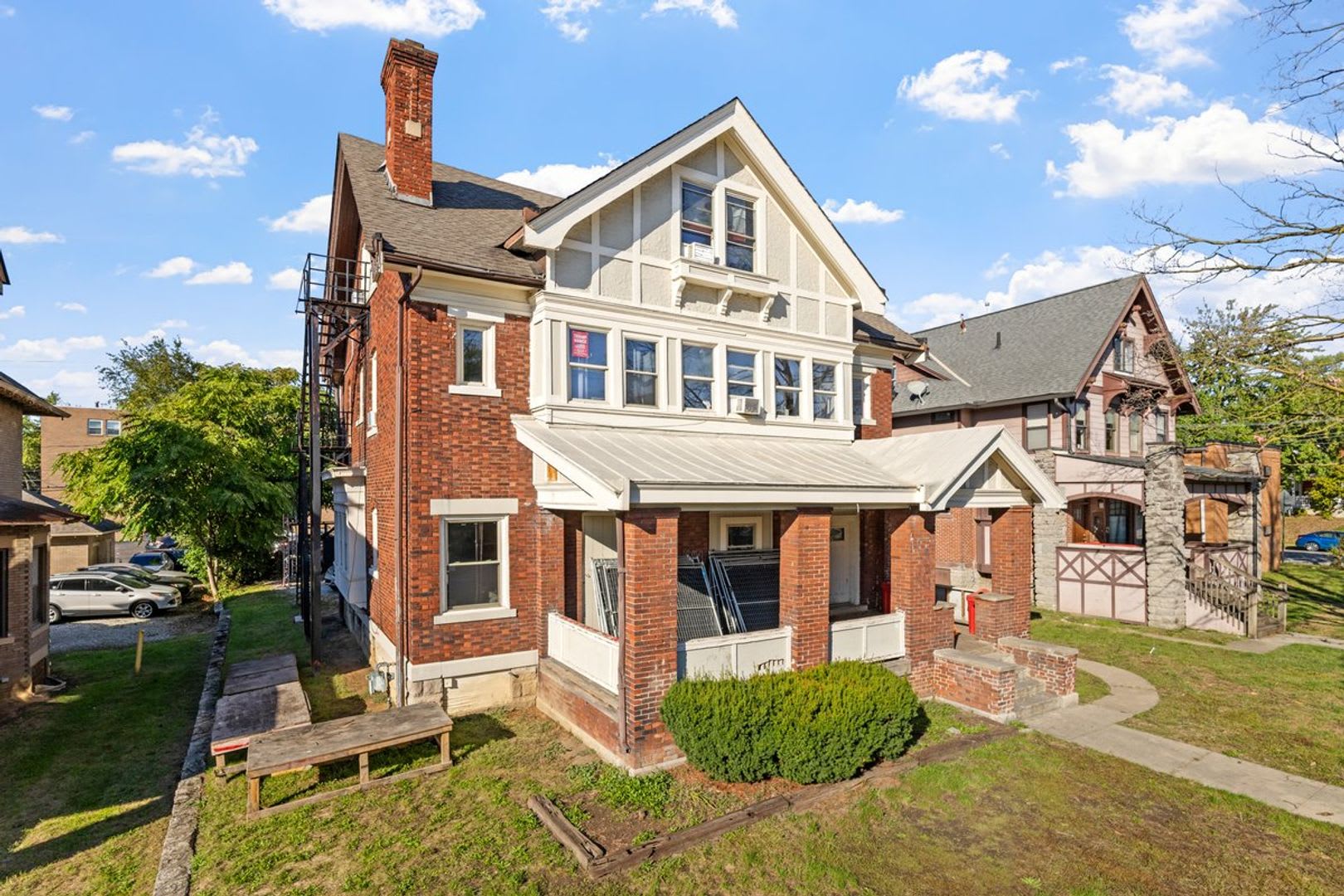 Massive 13-Bedroom House with huge Private Parking lot – Prime Campus Location! – photo 2