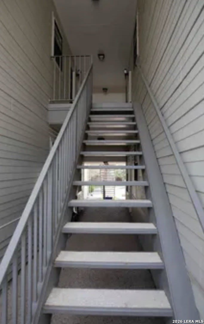601 Thelma Dr – photo 2