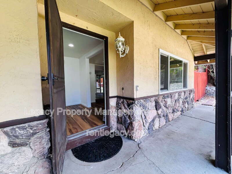 493 Dahlia St – photo 4