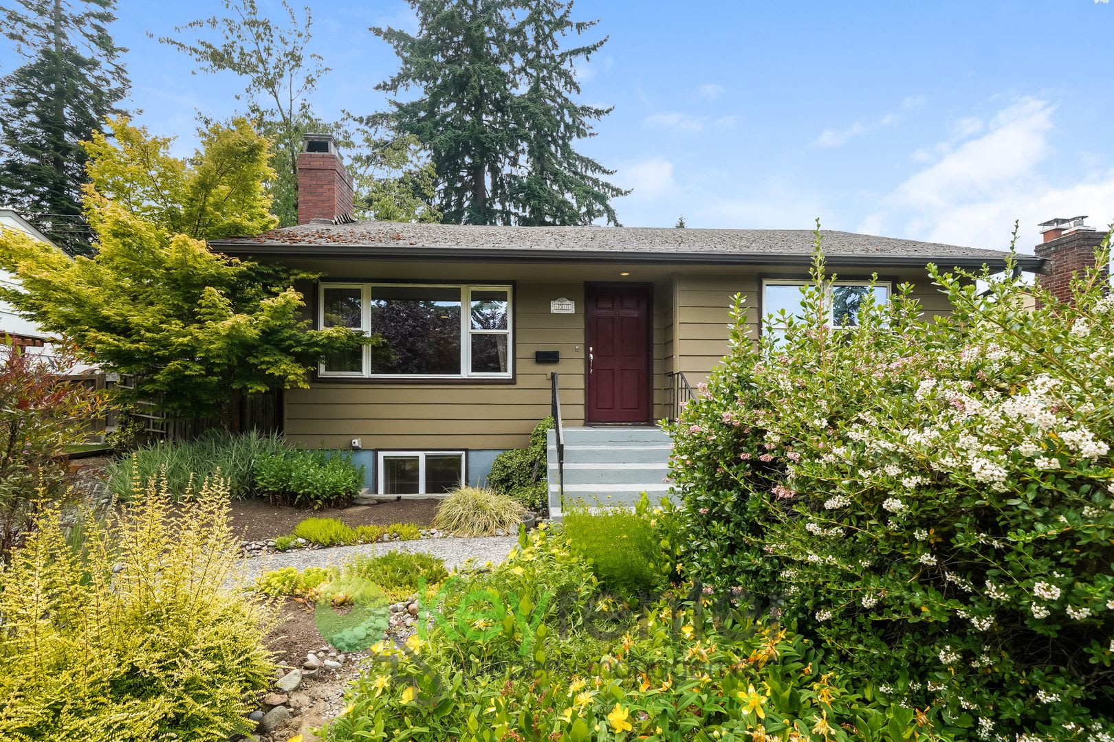 Beautiful 4-Bed, 2.5-Bath with Outdoor Living Perks – photo 1