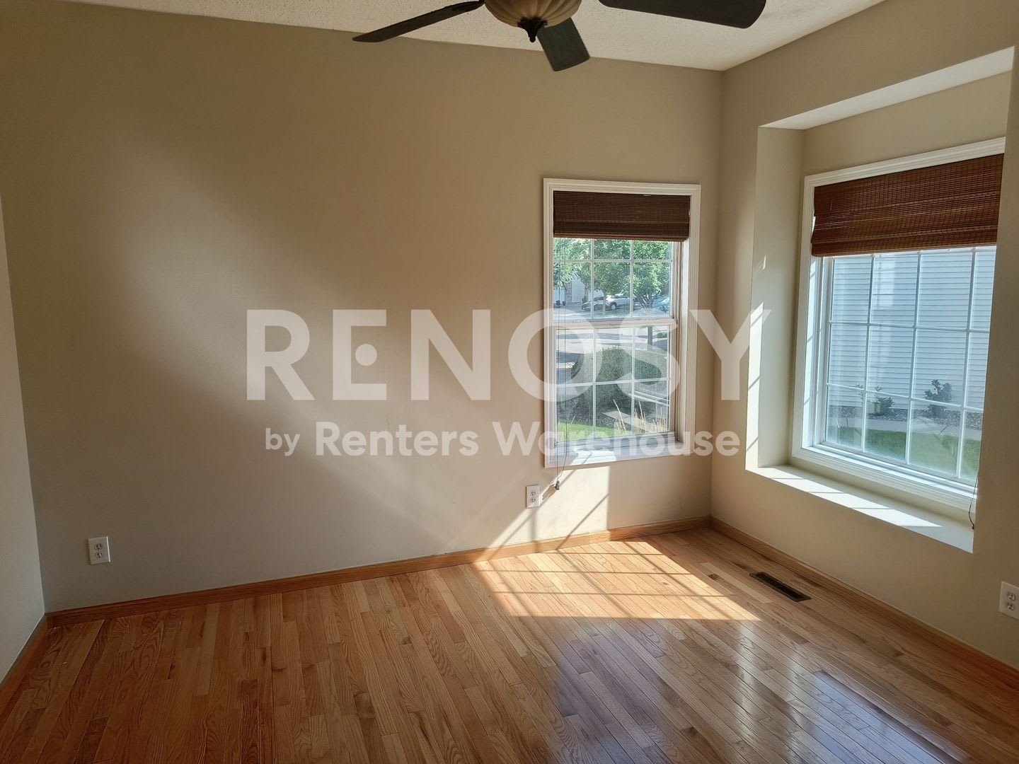 4BD/3.5BA Townhome in Apple Valley Available Now! – photo 4