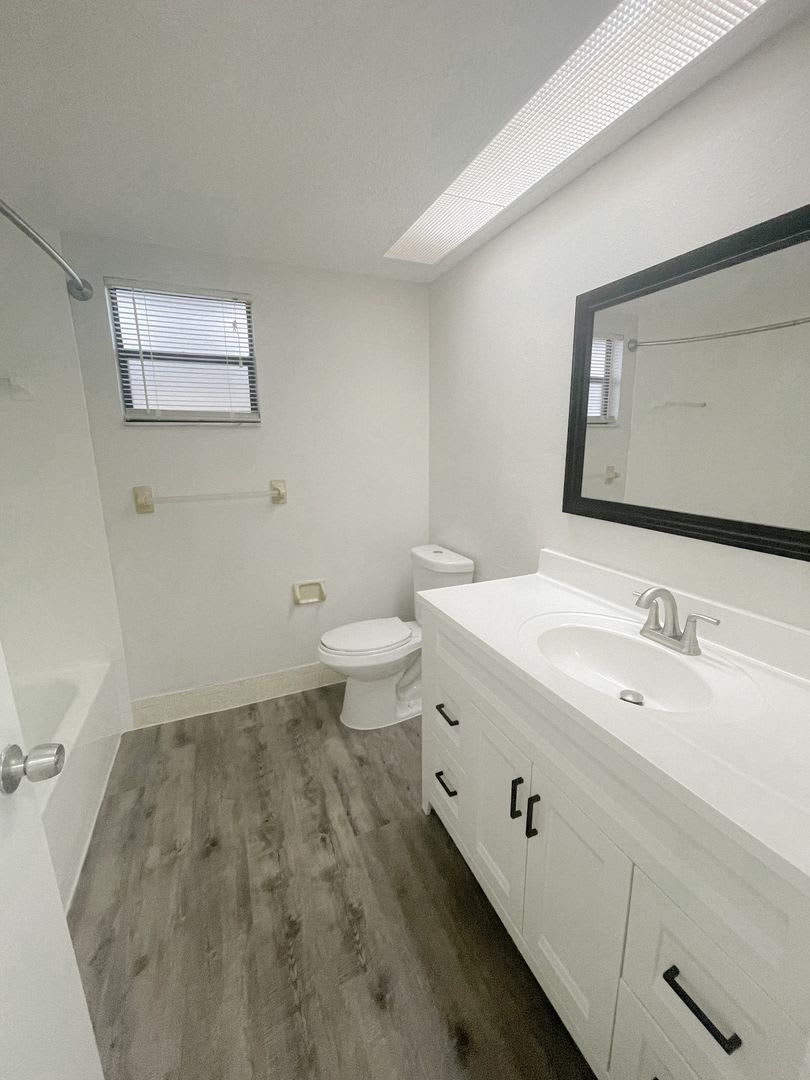 Beautifully updated 2/2, Available Now! – photo 4