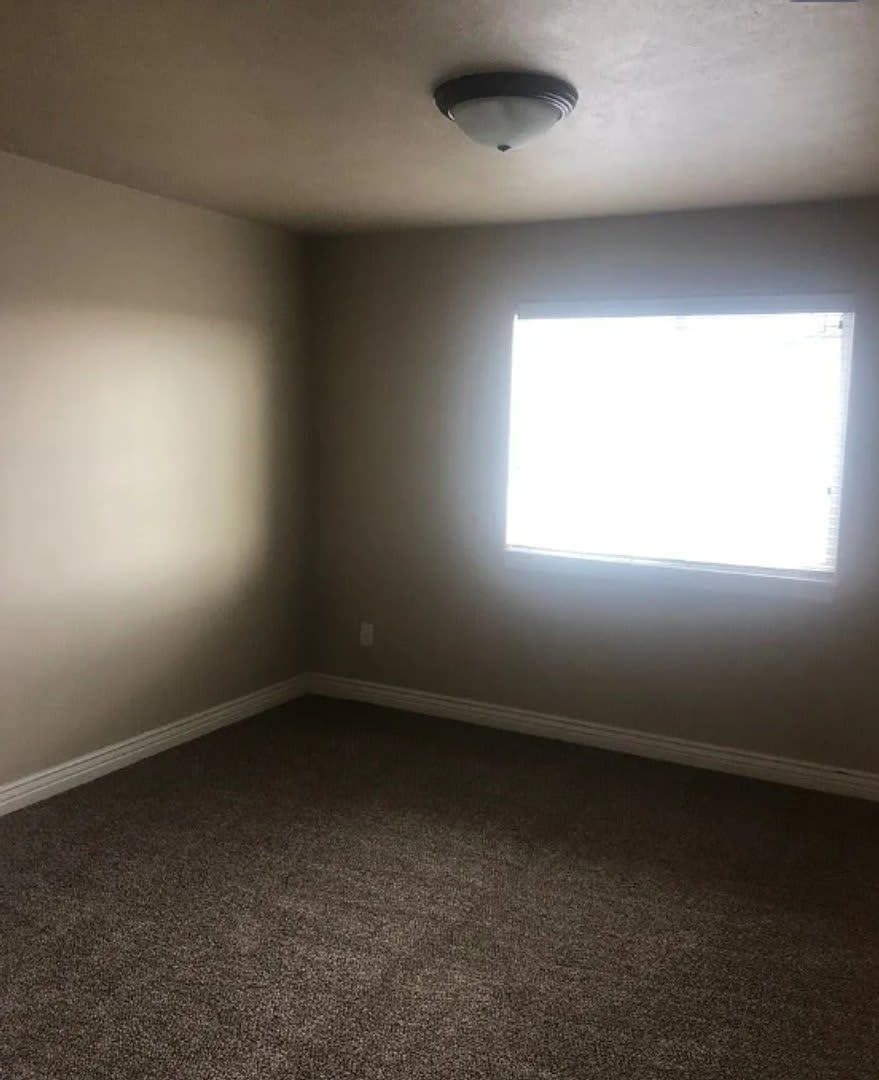 Charming 3 Bed 1.5 Bath Townhome in Rexburg! – photo 4