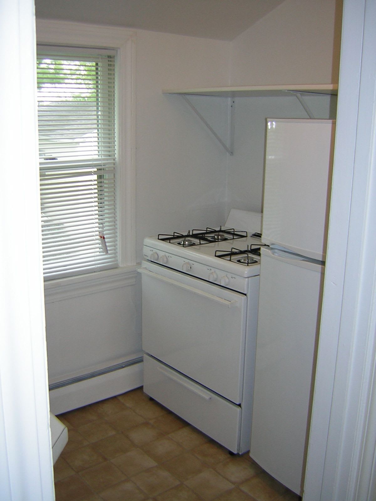 527 Hall Ave – photo 3