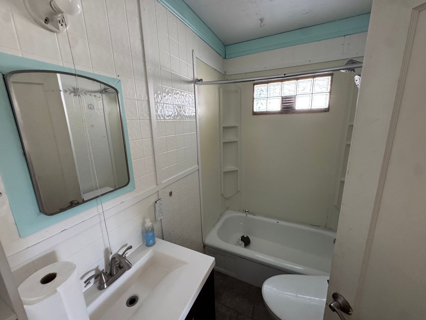 Adorable Updated House 2 Bed 1 Bath Fenced In Yard – photo 3