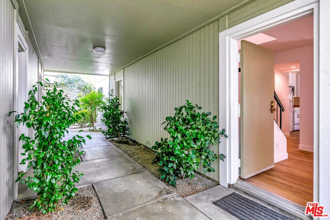 22135 Burbank Blvd – photo 3