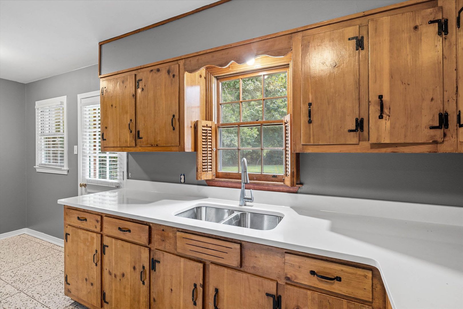 Charming 3-Bedroom Home with Fenced Yard – Convenient Location! – photo 5
