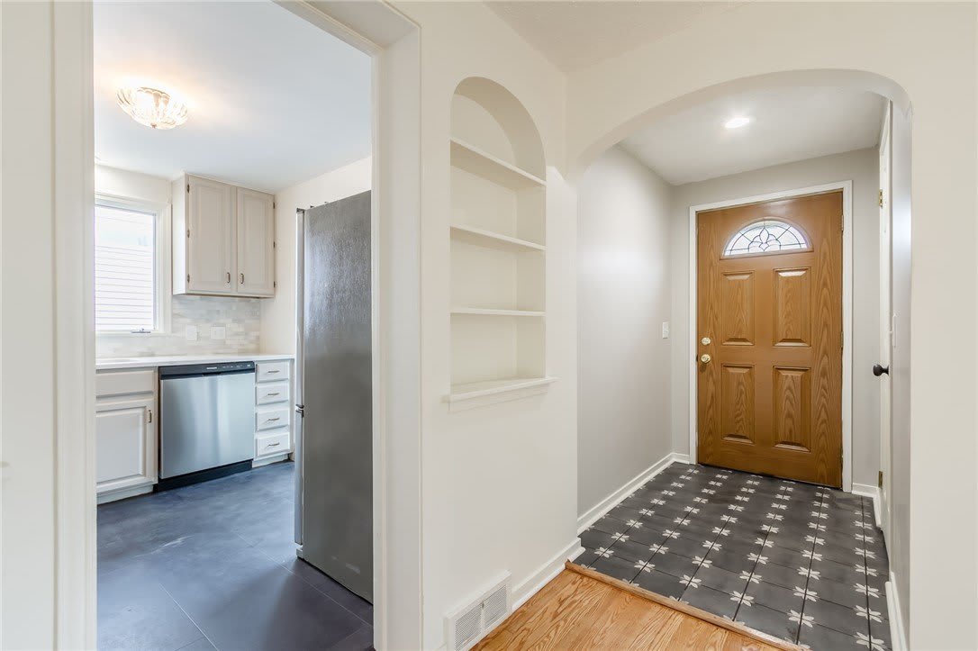 345 Colebourne Rd – photo 2