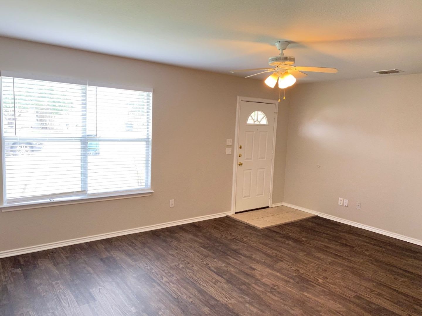 New Braunfels 3 Bedroom Single Story Duplex Available Now – photo 2