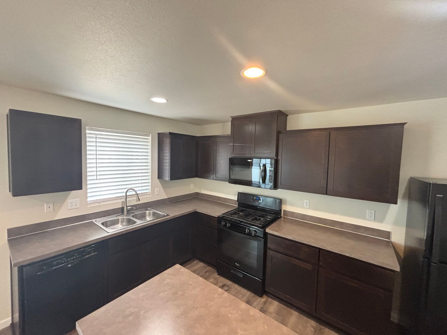 Four Bedrooms! Fenced yard, close to parks and shops, Two car garage – photo 4