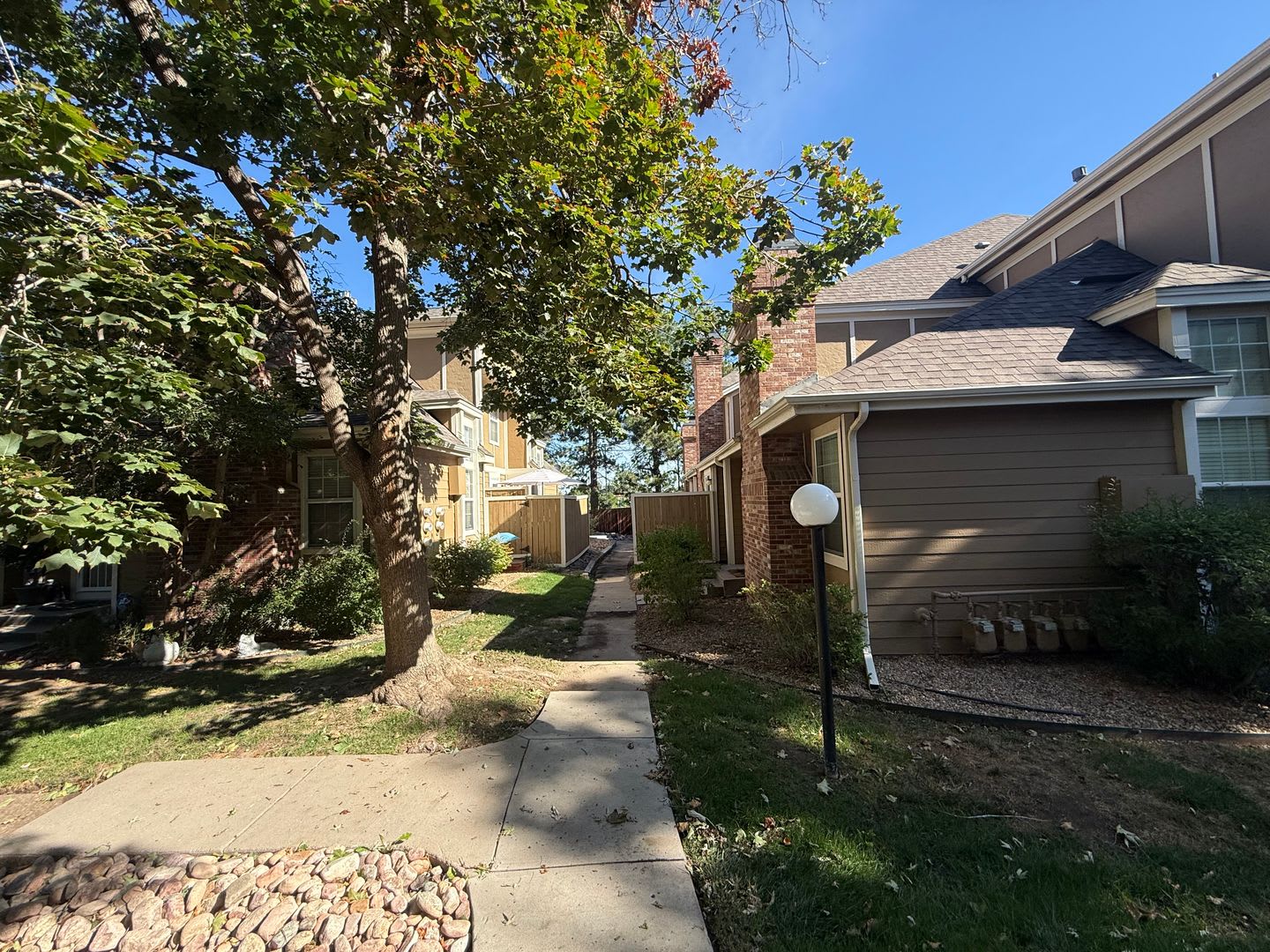 Charming 2-Bedroom Townhome with Vaulted Ceilings in Aurora – photo 3