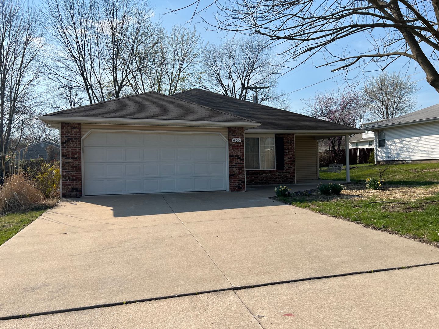 Super Nice 3bed, 2bath house with 2 car garage in Central Location – photo 1