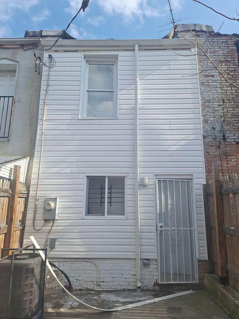 Historic Charm Meets Modern Comfort: 2BR Baltimore Townhouse with Private Yard – photo 3