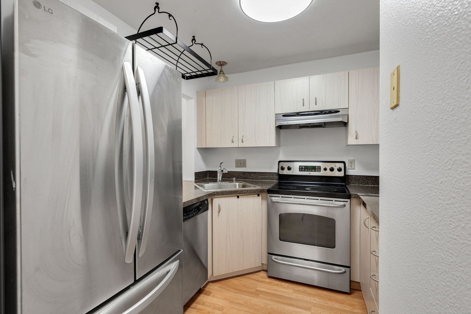 2 level condo, 3 decks, Stainless Appliances, 2 parking spots, Water, sewer, garbage included! – photo 3