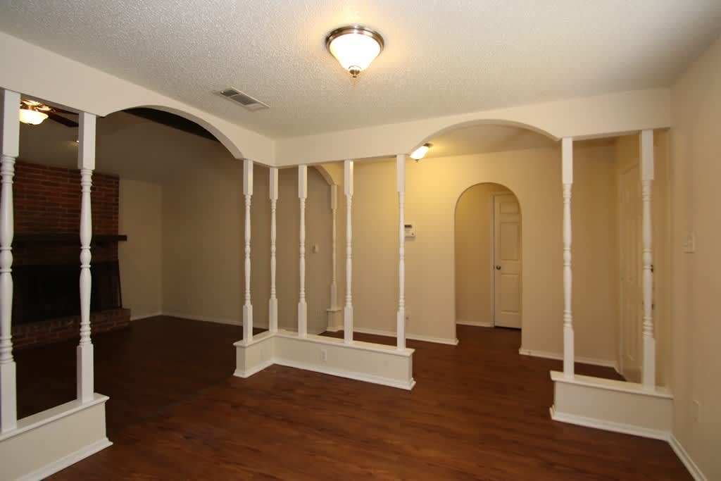 ***MOVE IN SPECIALS $250 OFF FIRST MONTH'S RENT*** Remodeled South Austin gem with NO CARPET! – photo 4
