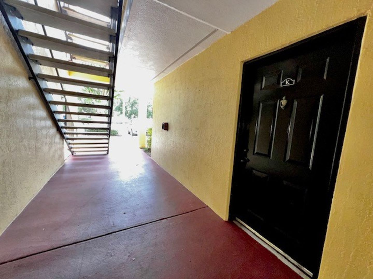 Move In Now Gated Community Miriada 1St Floor 1X1 5 Bath Condo Near Pool Area Laminate Wood Flooring In Living Area And Carpet In Bedroom Has Washer Dryer Gas Stove Water Heater – photo 3