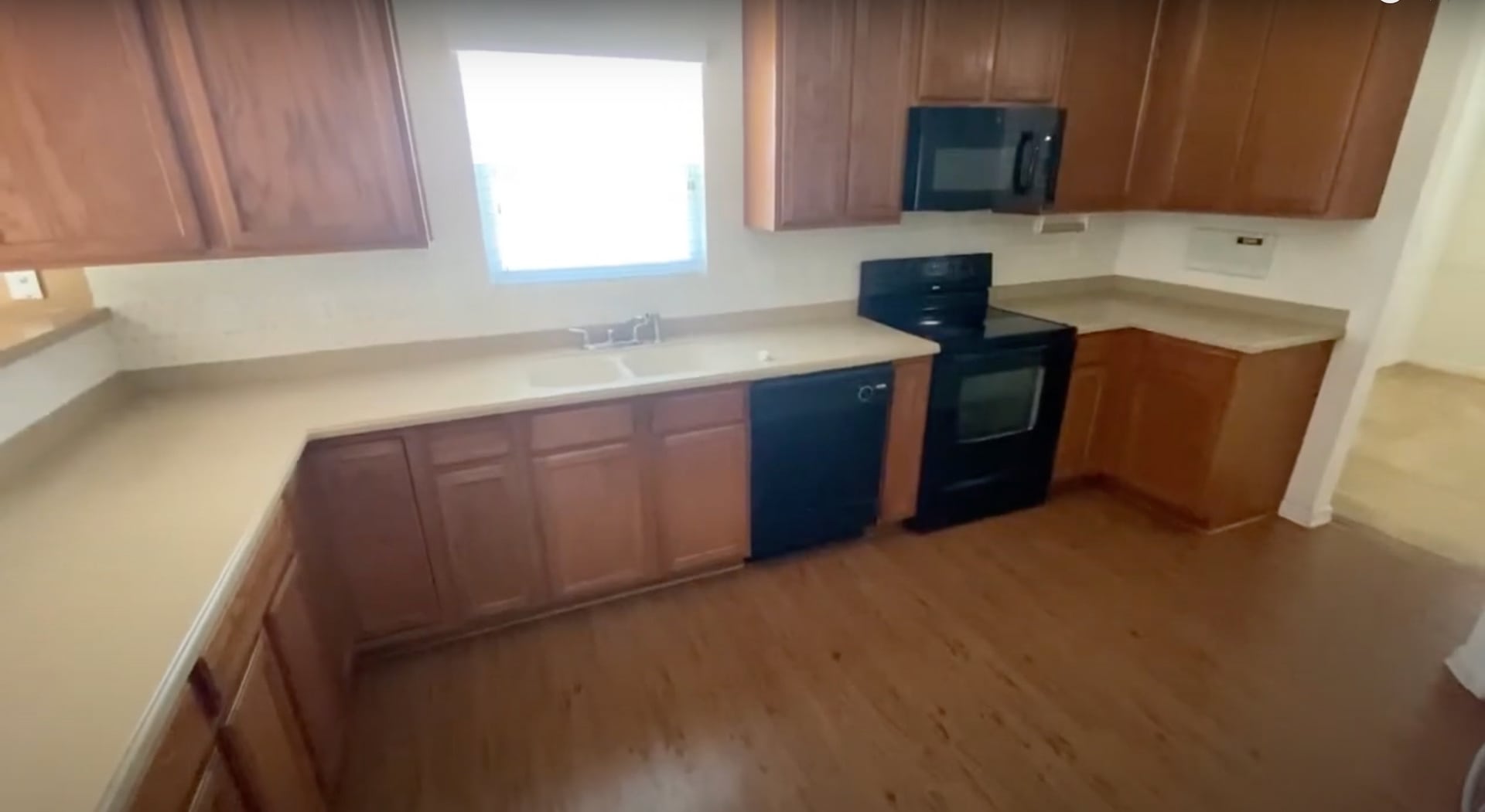 Room in 5 Bedroom Home at Genlee Dr – photo 4