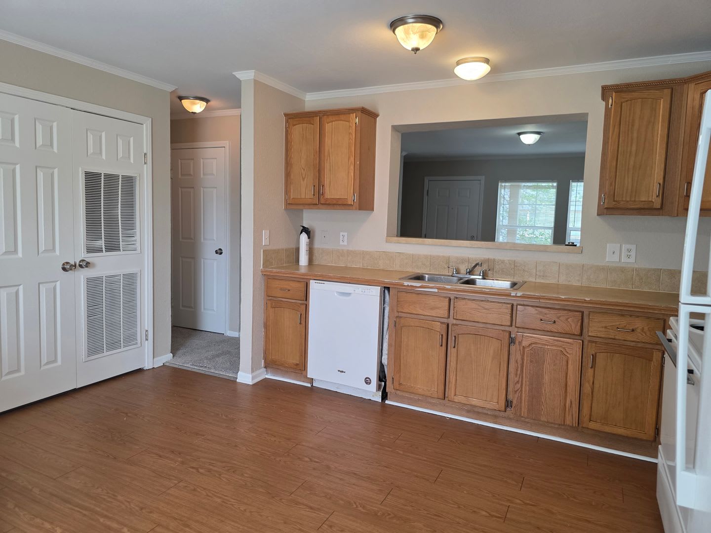 Bright & Refreshed 3BR Townhome Ready for Move‑In – photo 3