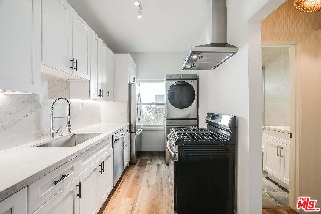 151 N Swall Dr – photo 4