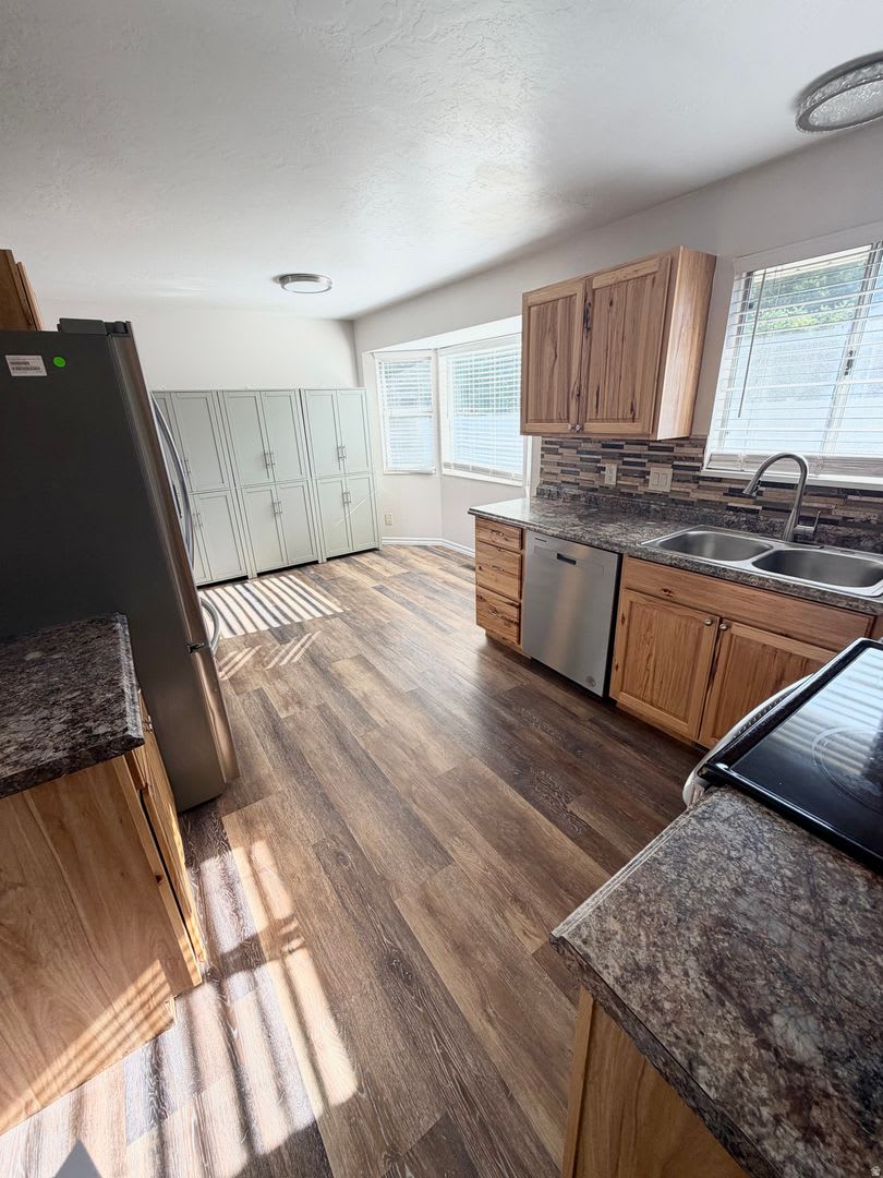 Spacious 2-Bedroom Upstairs Unit in Sandy – photo 2