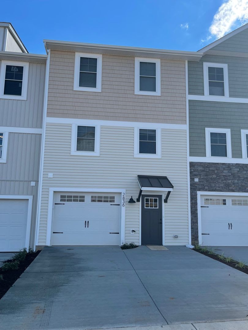Spacious Luxury Townhome! Outstanding Location! – photo 3