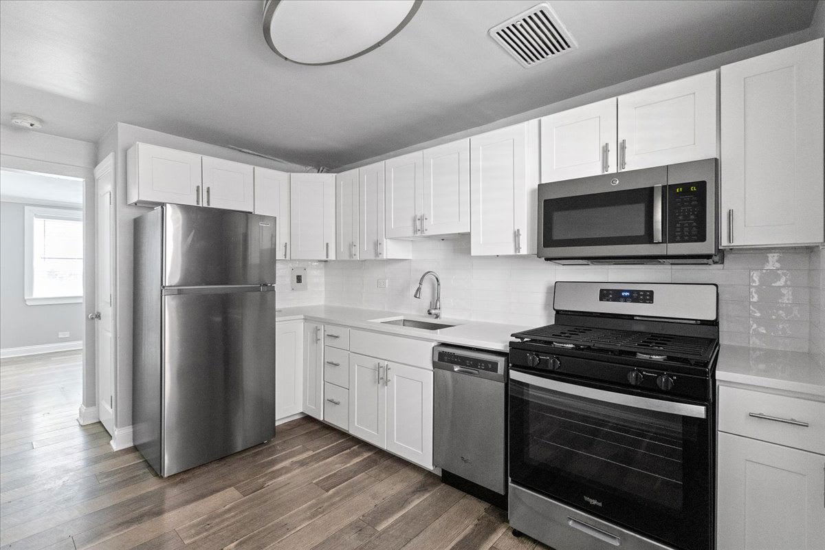 2754 West Pratt Boulevard – photo 2