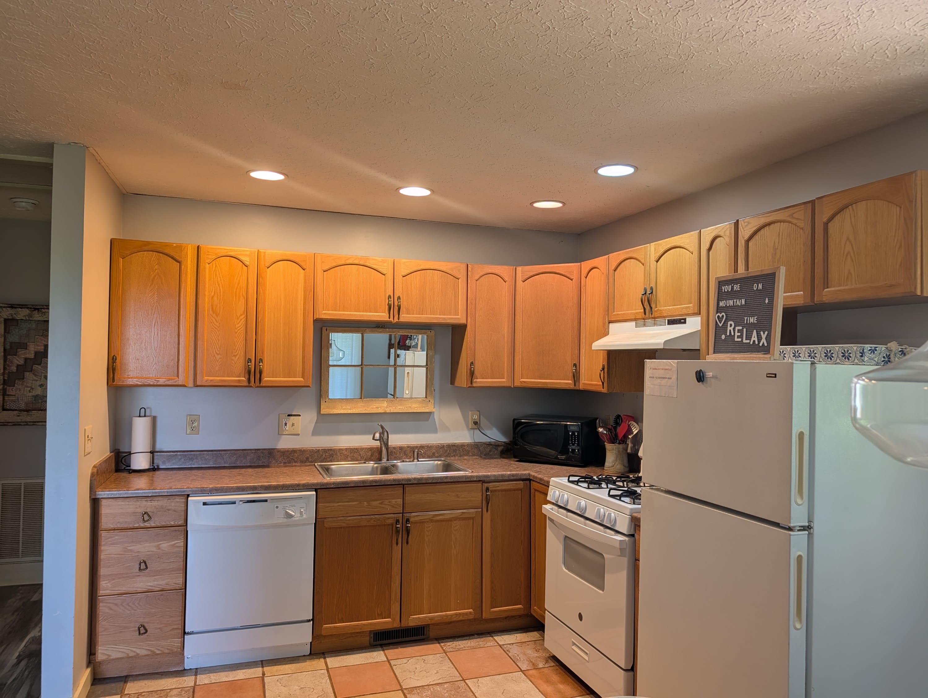 922 Henderson Road – photo 1