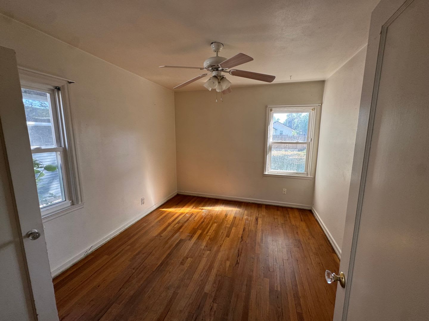 Adorable Updated House 2 Bed 1 Bath Fenced In Yard – photo 4