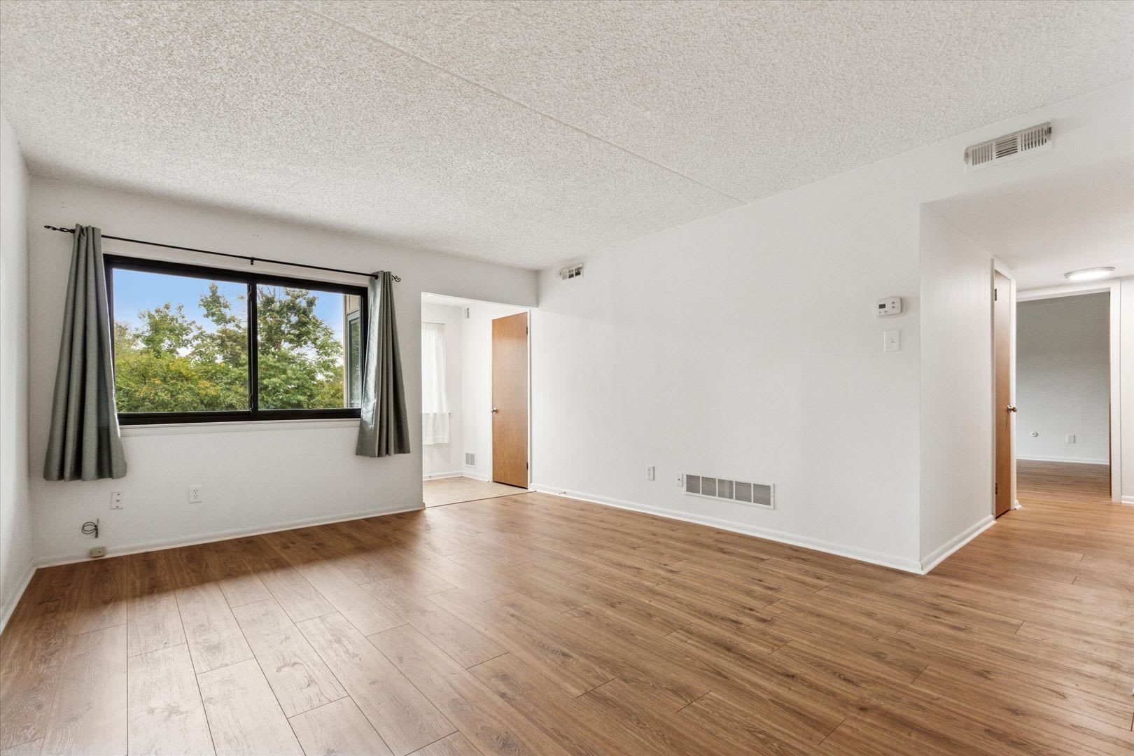 2B/1B First-Floor Flat in Summit House – photo 3
