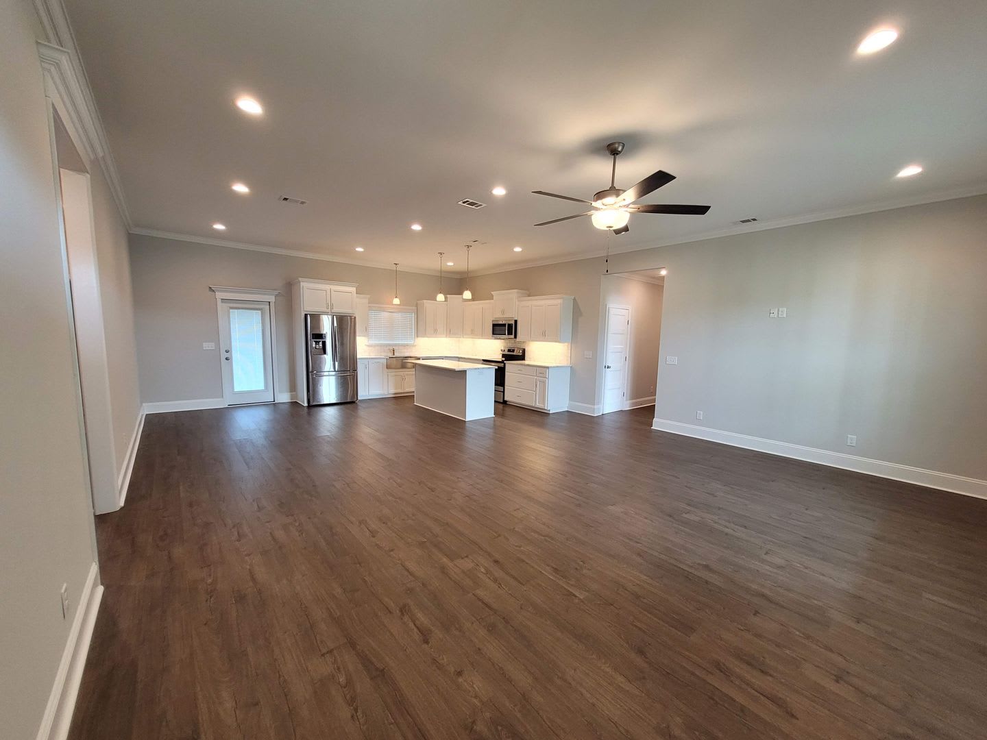 Luxurious Living: Spacious 4 Bedroom Home with 3-Car Garage and Pet-Friendly in Lakeland, GA – photo 2
