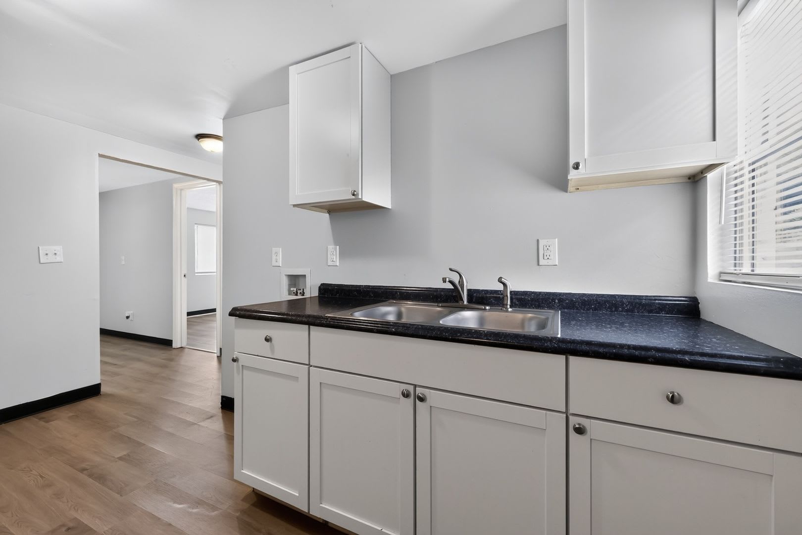 Charming 2-Bedroom End Unit Just 1 Mile from Mercer University – photo 3