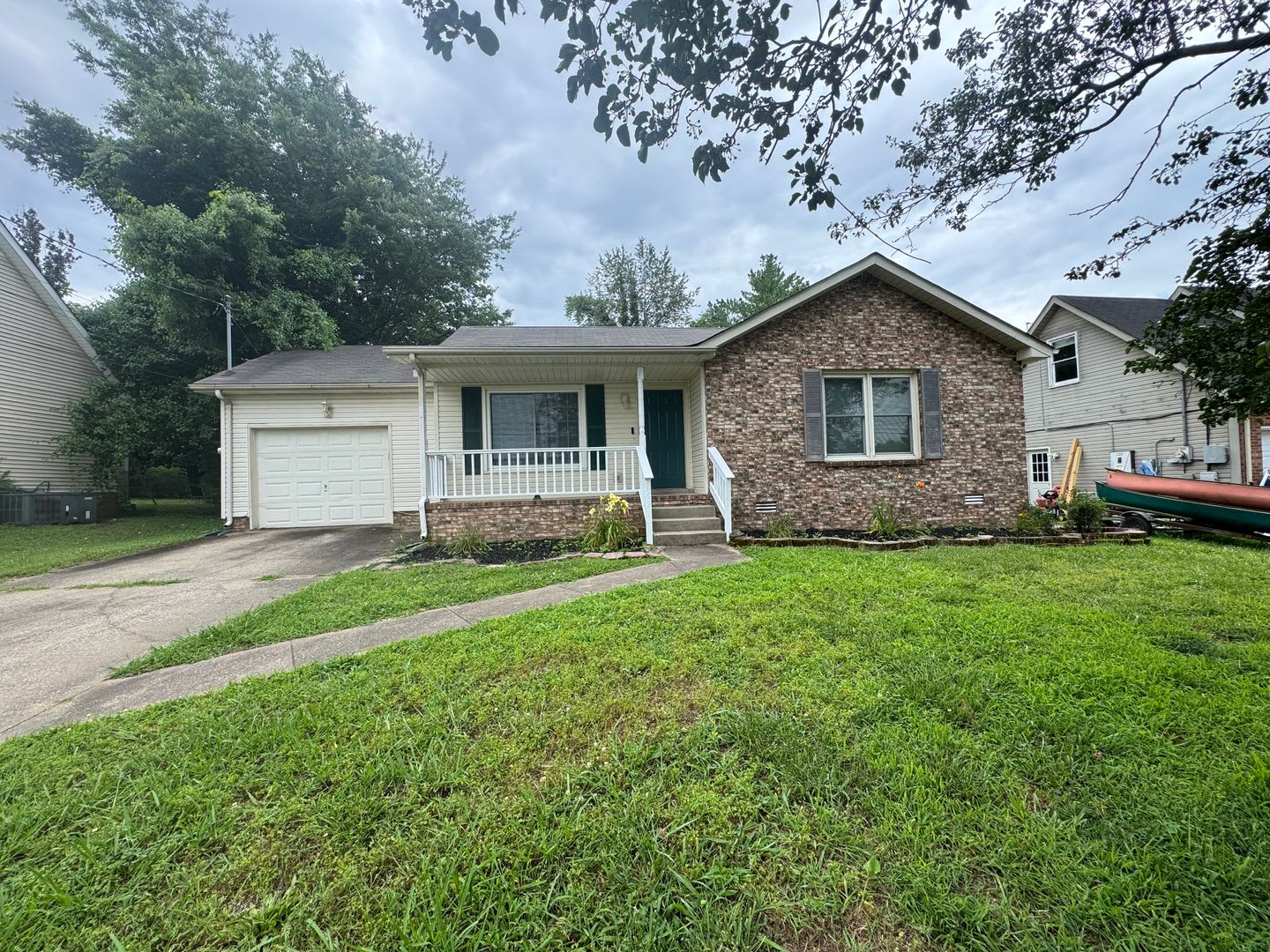 Charming Single-Family Home in Clarksville – photo 1