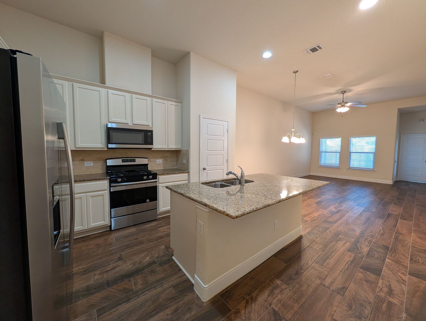 1 Month Free Rent ** Walk to Historic Gruene / Fridge / Gas Cooking / Fenced in yard / CISD – photo 5