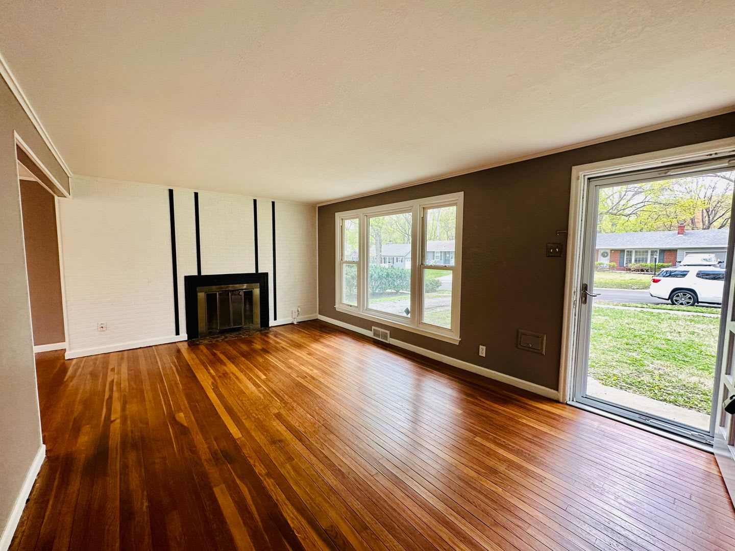 {7047} Prairie Village Ranch with Hardwood Floors + Large, Fenced Yard + 1 Car Garage – photo 4