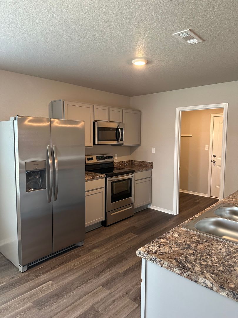 Now Pre-Leasing! – photo 5