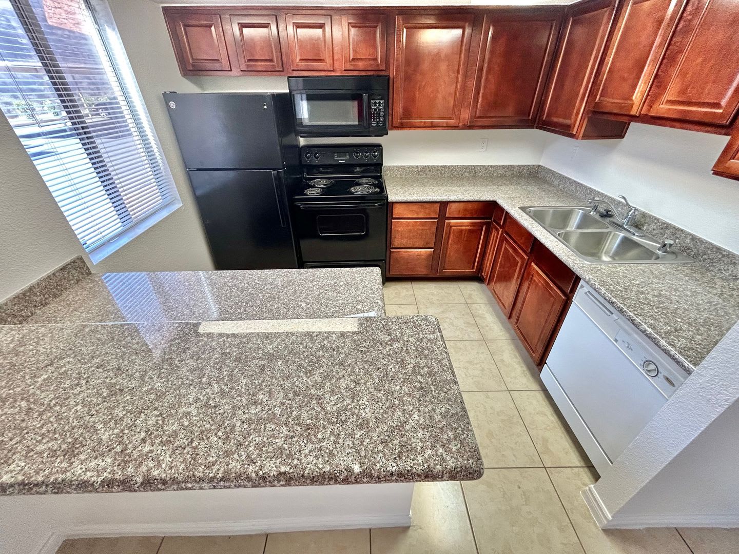 ADORABLE 2 BEDROOM 2 BATHROOM 1ST FLOOR CONDO – photo 3