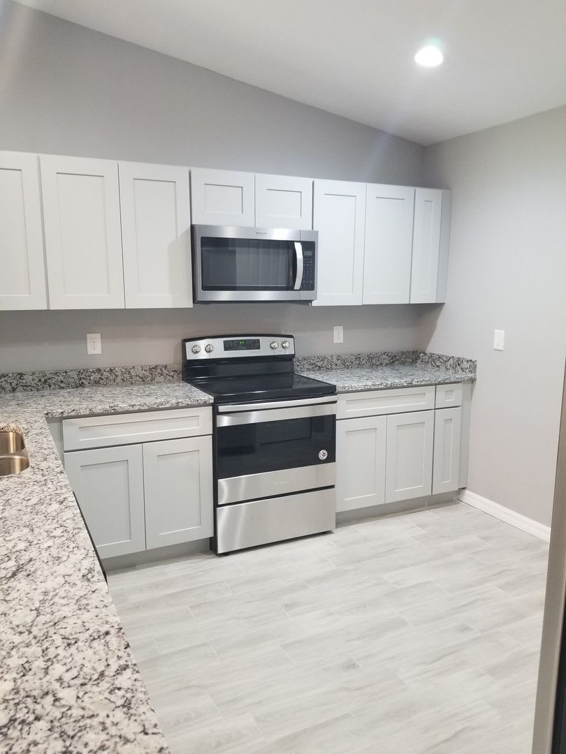 Spacious 3 Bedroom Home With Private Lanai Prime Location – photo 3