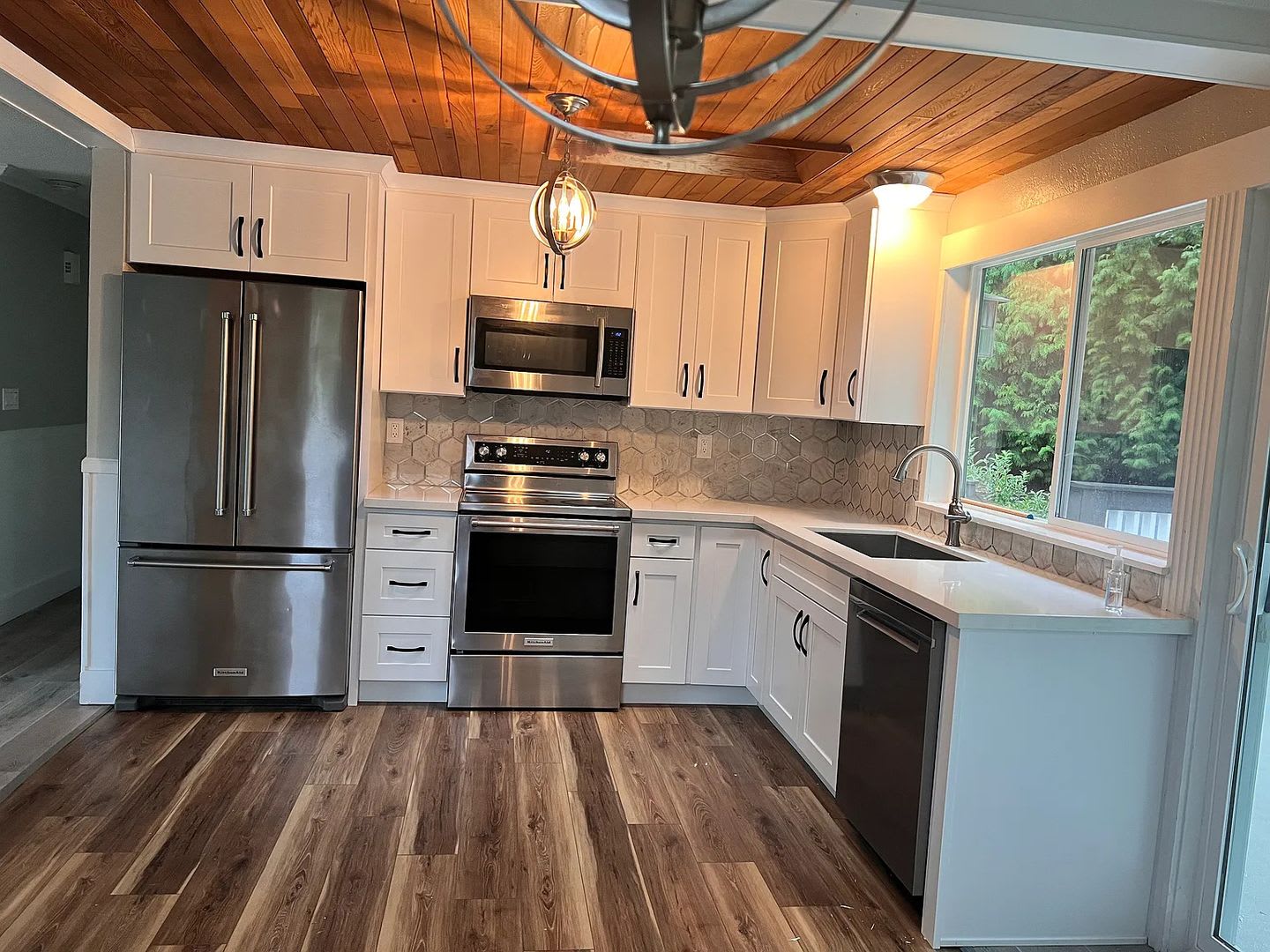 Beautiful 4-Bedroom Home in Bothell in Great Location! – photo 2