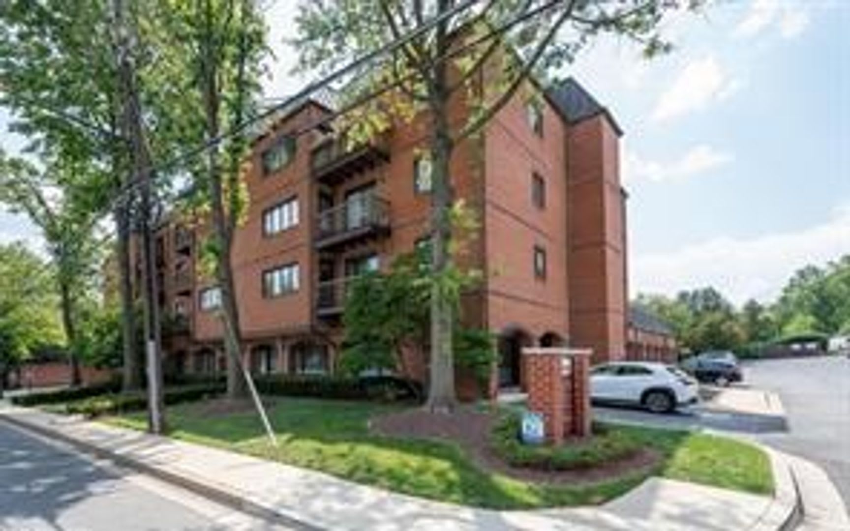 Very Well Maintained And Extra Large 3Br 2Ba Condo Moments To Marc Train In Downtown Gaithersburg – photo 1