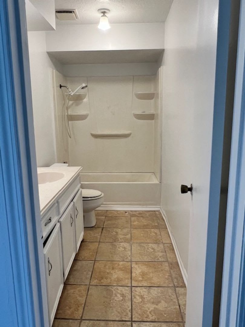 3 bed 2 bath, established neighborhood – photo 5