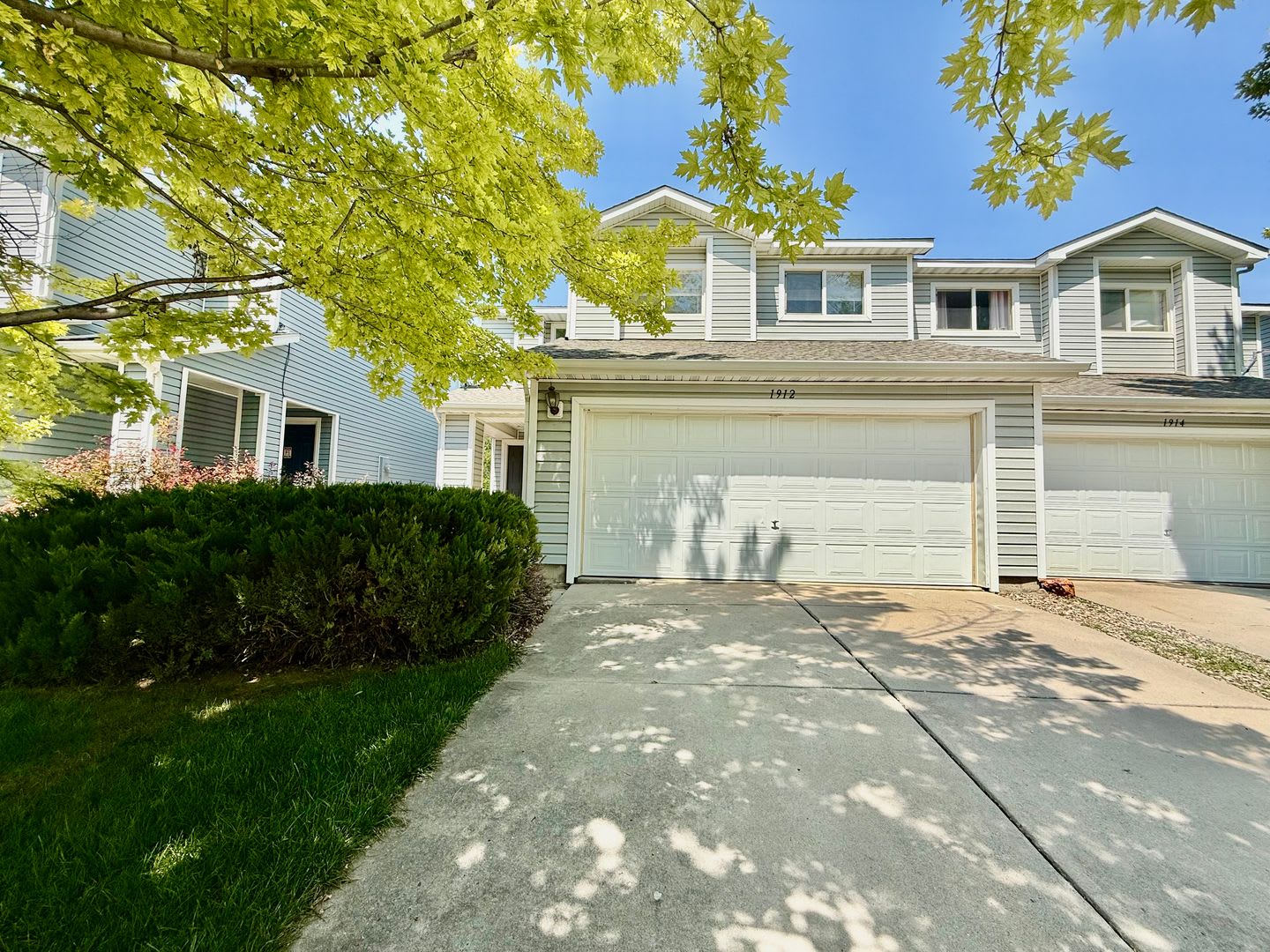 3 Bedroom 2 5 Bath Townhouse W 2 Car Garage – photo 2