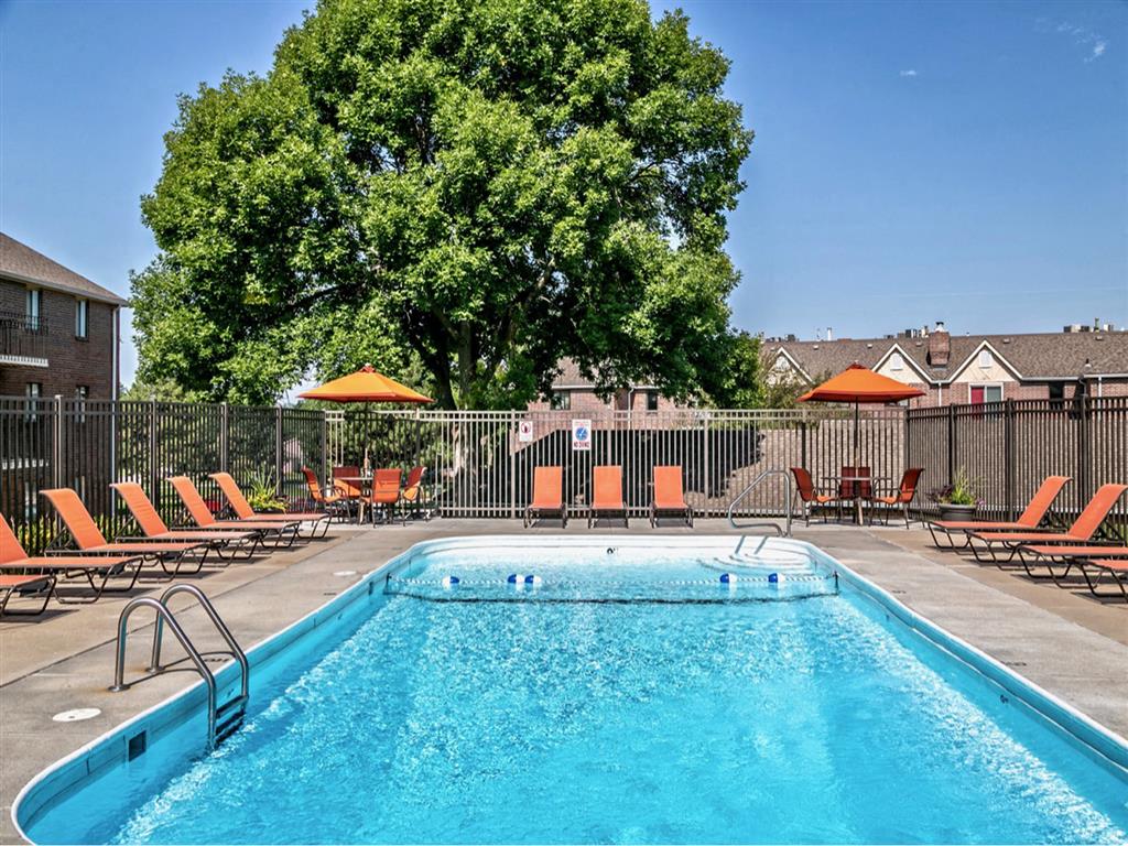 Edgewater Court Apartments – photo 4