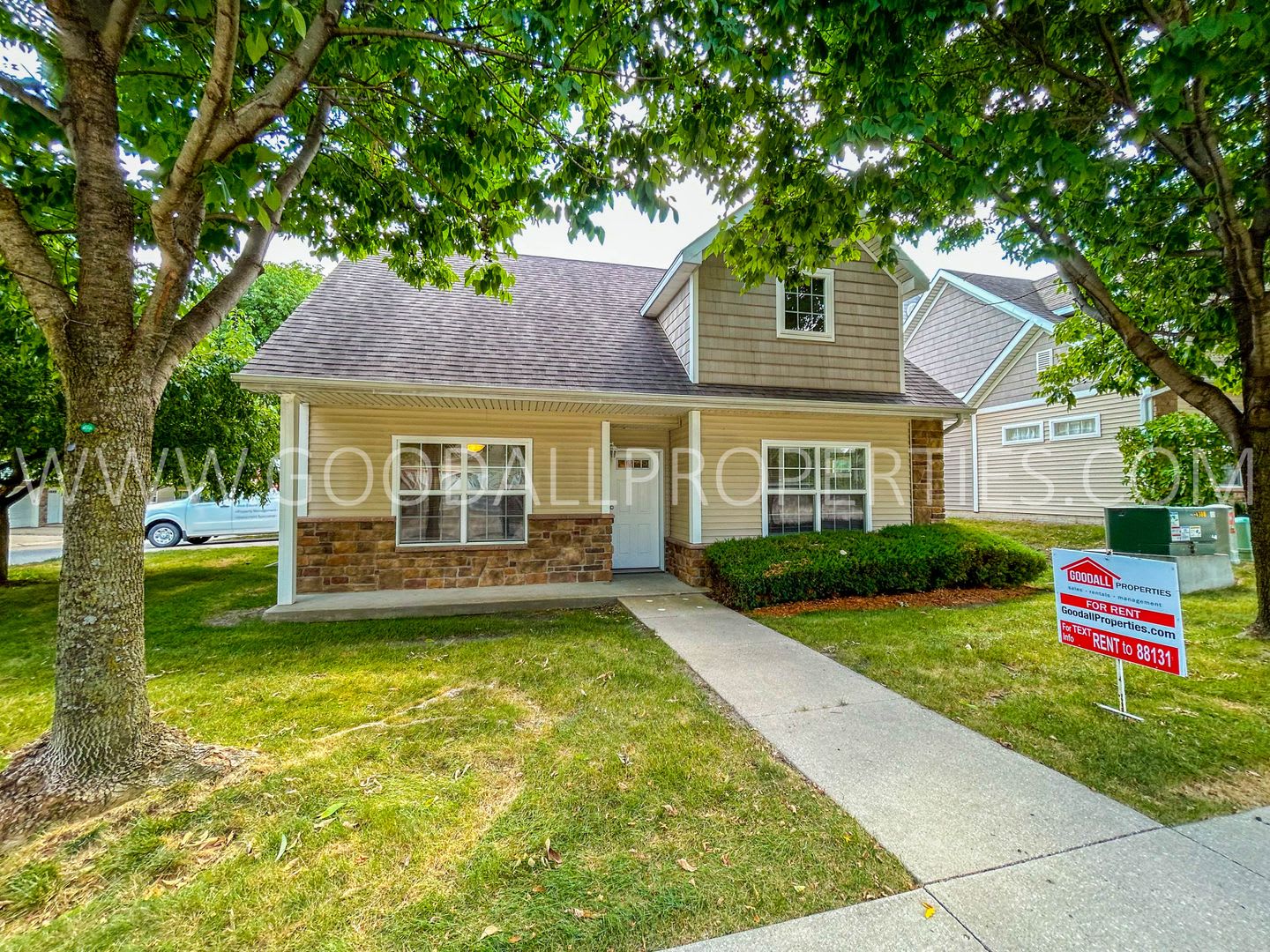 3 Bedroom, 2.5 Bath Corner lot Townhome in Urbandale – photo 1