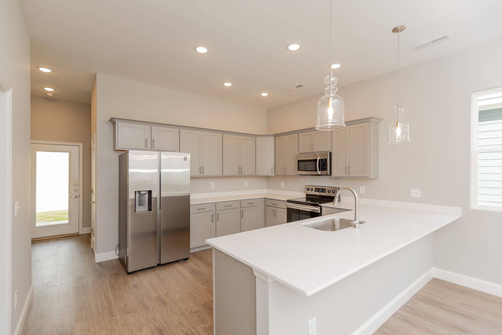 Modern 4 Bedroom Home in Red Bank – photo 5