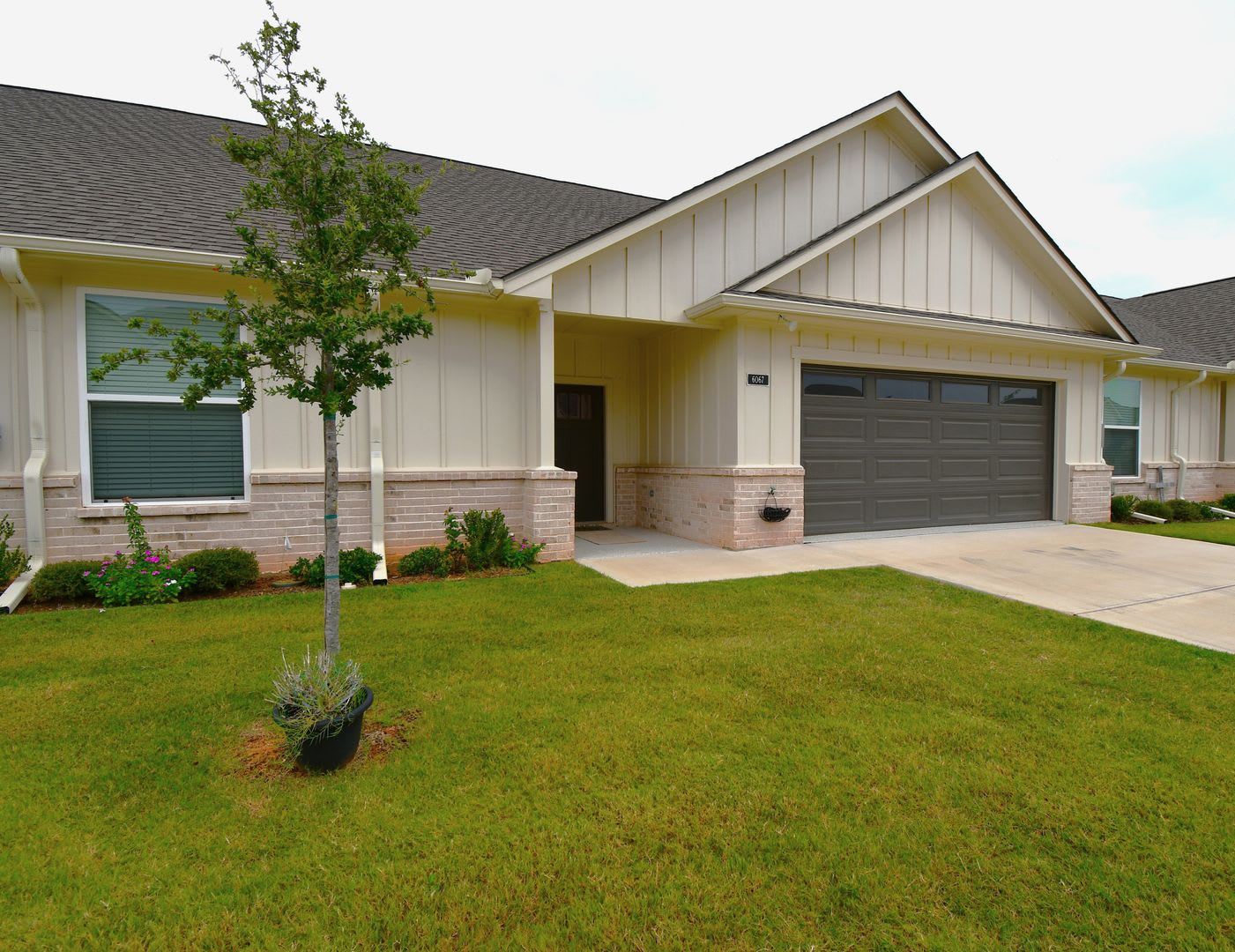 Hamilton Meadows Gated Community! Lovely, Modern 2 Bedroom, 2 Bath Home w/Garage – photo 2