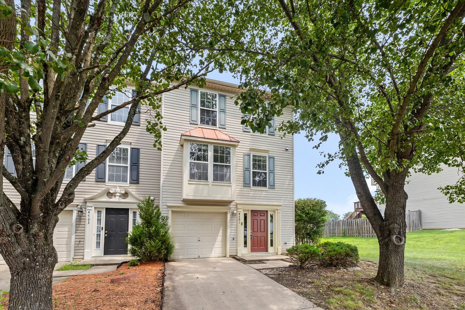 End-Unit Townhome in Spotsylvania! – photo 1