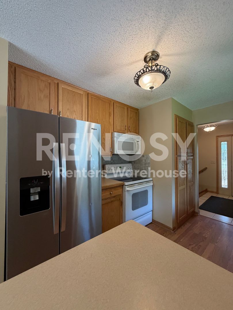 Available September 1st 3 Bedroom 2 Bath Single Family Home in Apple Valley – photo 3
